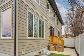 Exterior - 7 Mi to Big Cottonwood Canyon: Family Ski Base (Midvale)