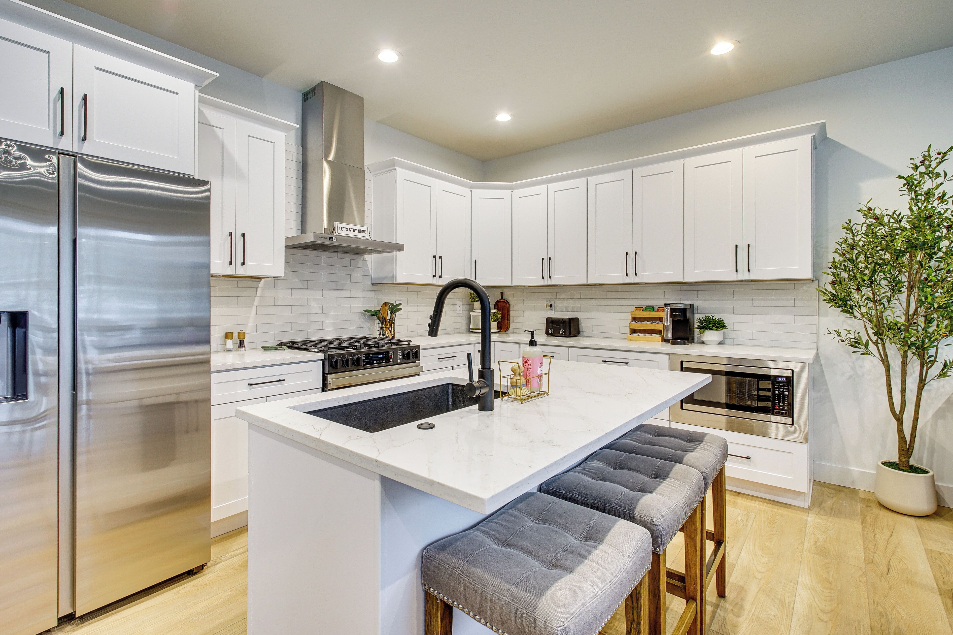 Kjøleskap, mikrobølgeovn, kokeplater og oppvaskmaskin