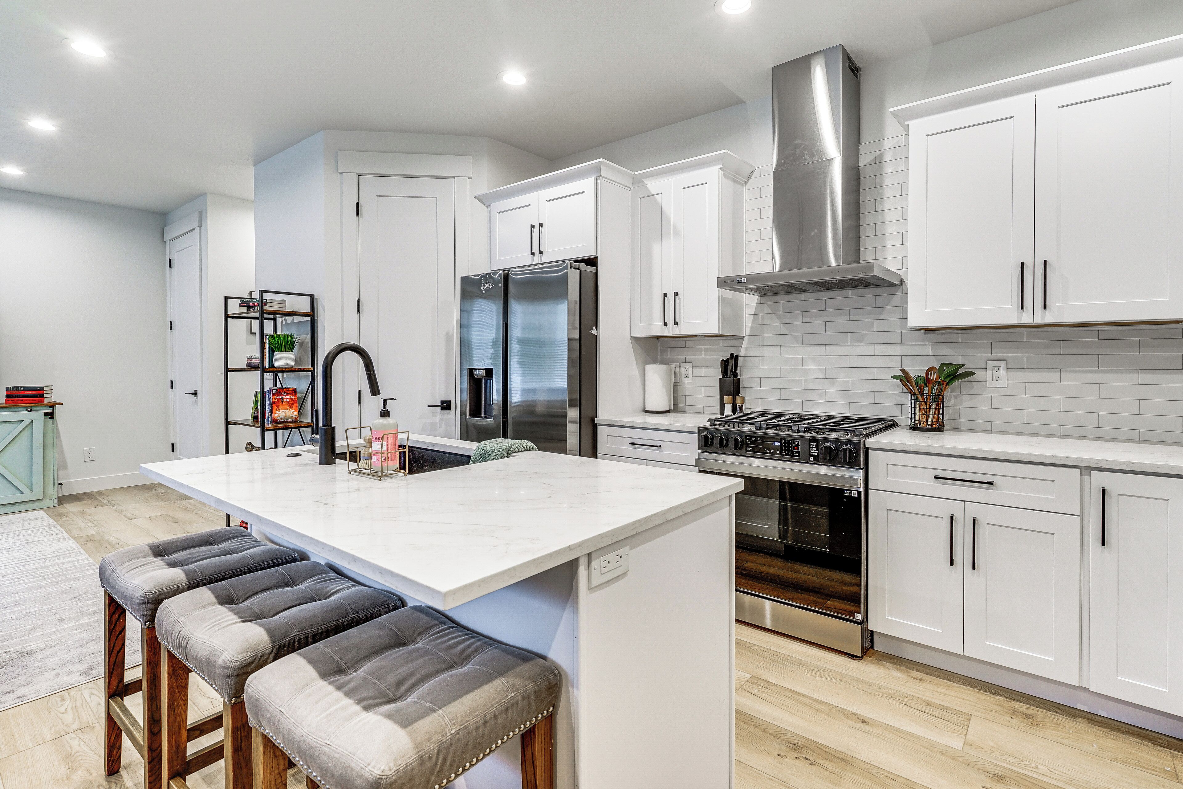 Geladeira, micro-ondas, cooktop, lava-louças