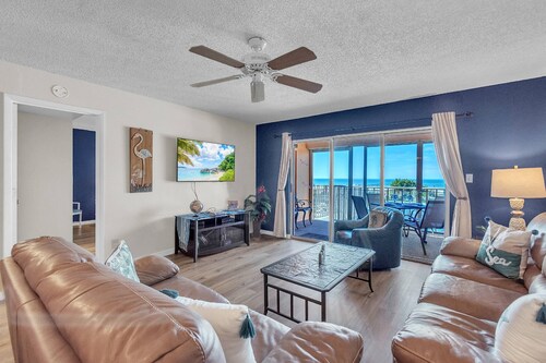 Beachfront, Private Balcony, Heated Pool, Hot Tub, Tennis, FREE Activities Included! -110 Reef Club