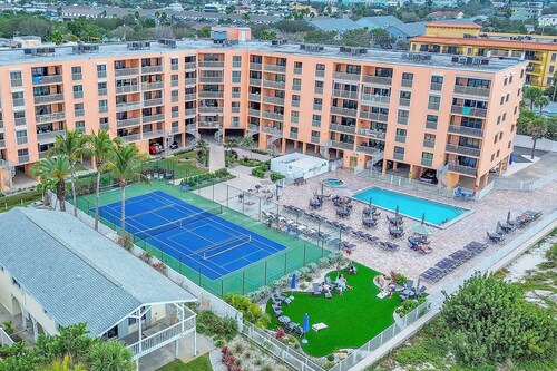 Beachfront, Private Balcony, Heated Pool, Hot Tub, Tennis, FREE Activities Included! -110 Reef Club