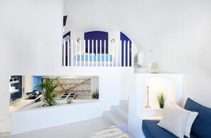 2 bedrooms, in-room safe, iron/ironing board, travel cot - Villa Evadne, 2 BDR, Outdoor Pool, Indoor Hot Tub, Furnished Terrace, Santorini (Santorini)