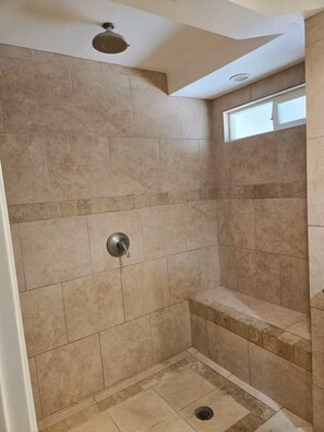 Dusche, Handtücher, Seife, Toilettenpapier