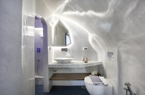 Shower, towels, soap, shampoo - Villa Nysa, 2 BDR, Outdoor Pool, Indoor Hot Tub, Furnished Terrace, Santorini (Santorini)