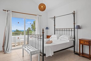 Caja de seguridad en la habitación y tabla de planchar con plancha 