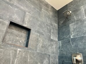 Chuveiro, secador de cabelo, toalhas de banho, sabonete
