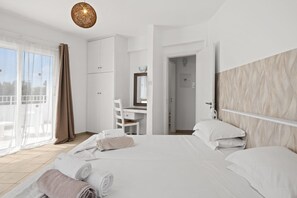 4 chambres, coffres-forts dans les chambres, fer et planche à repasser