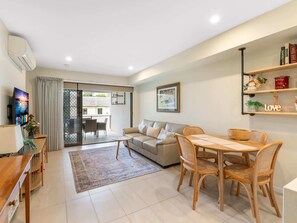 TV - Close to Airport, Cafes, Train & Boondall Wetlands (Nundah)