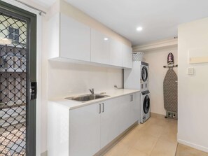 Interior - Close to Airport, Cafes, Train & Boondall Wetlands (Nundah)