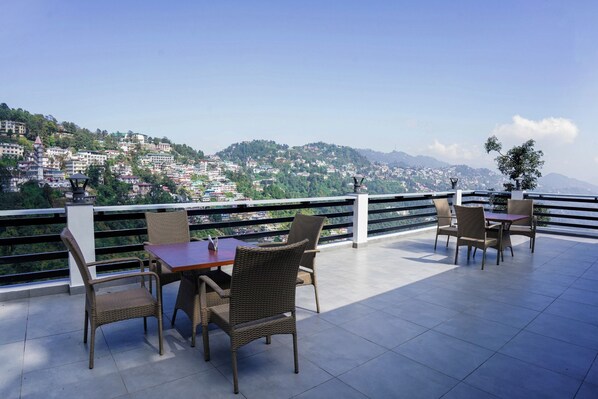 Outdoor dining - HOTEL WILD SPRING - a boutique hotel (Mussoorie)