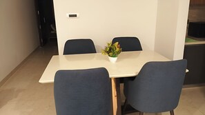 Room service – dining - CDS Luxury Homestay Shimla (Shimla)