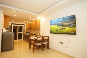 Family dining - CDS Luxury Homestay Shimla (Shimla)