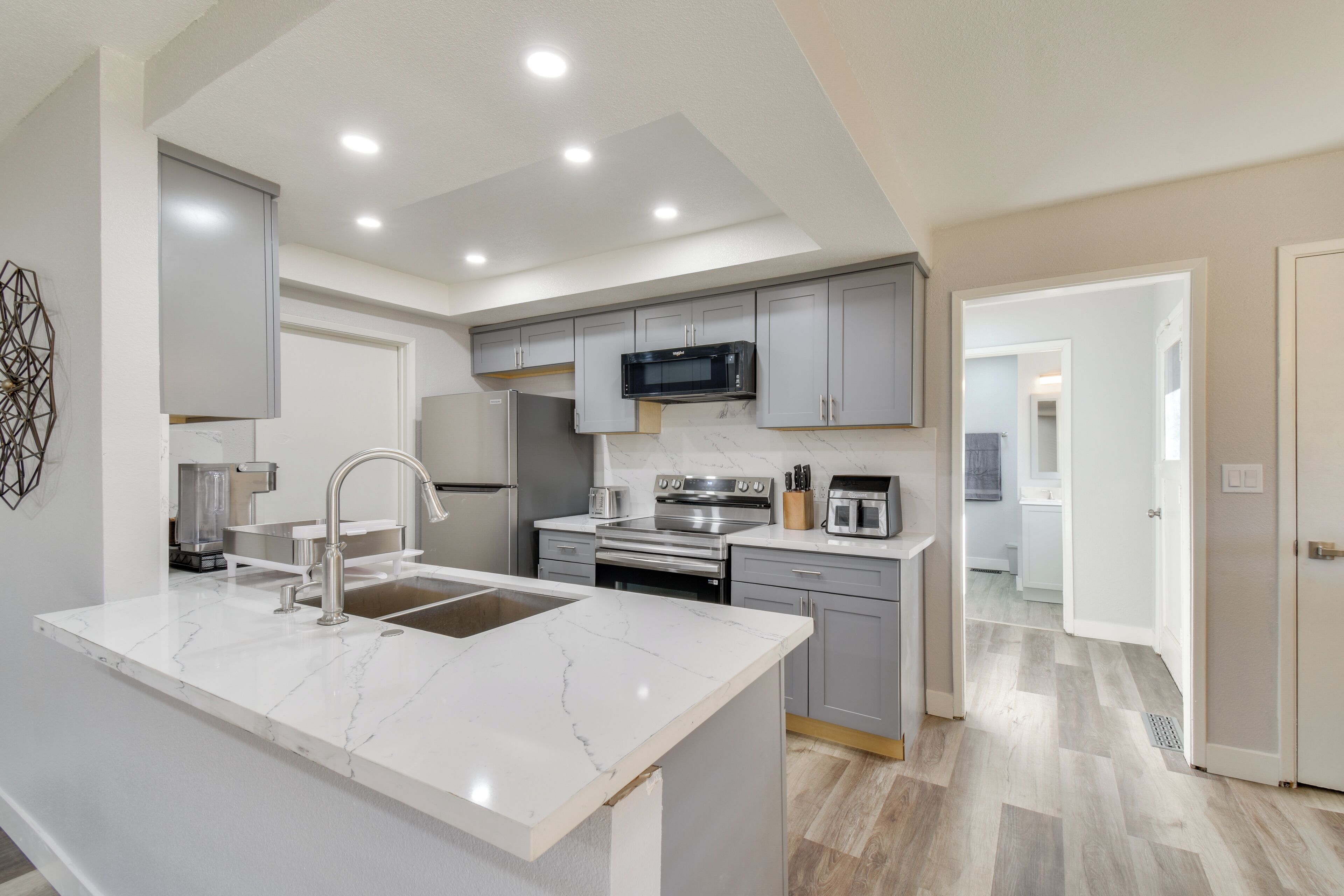 Réfrigérateur, four à micro-ondes, surface de cuisson, lave-vaisselle