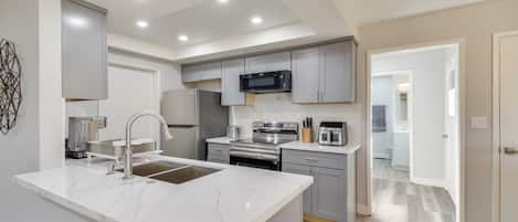 Réfrigérateur, four à micro-ondes, surface de cuisson, lave-vaisselle