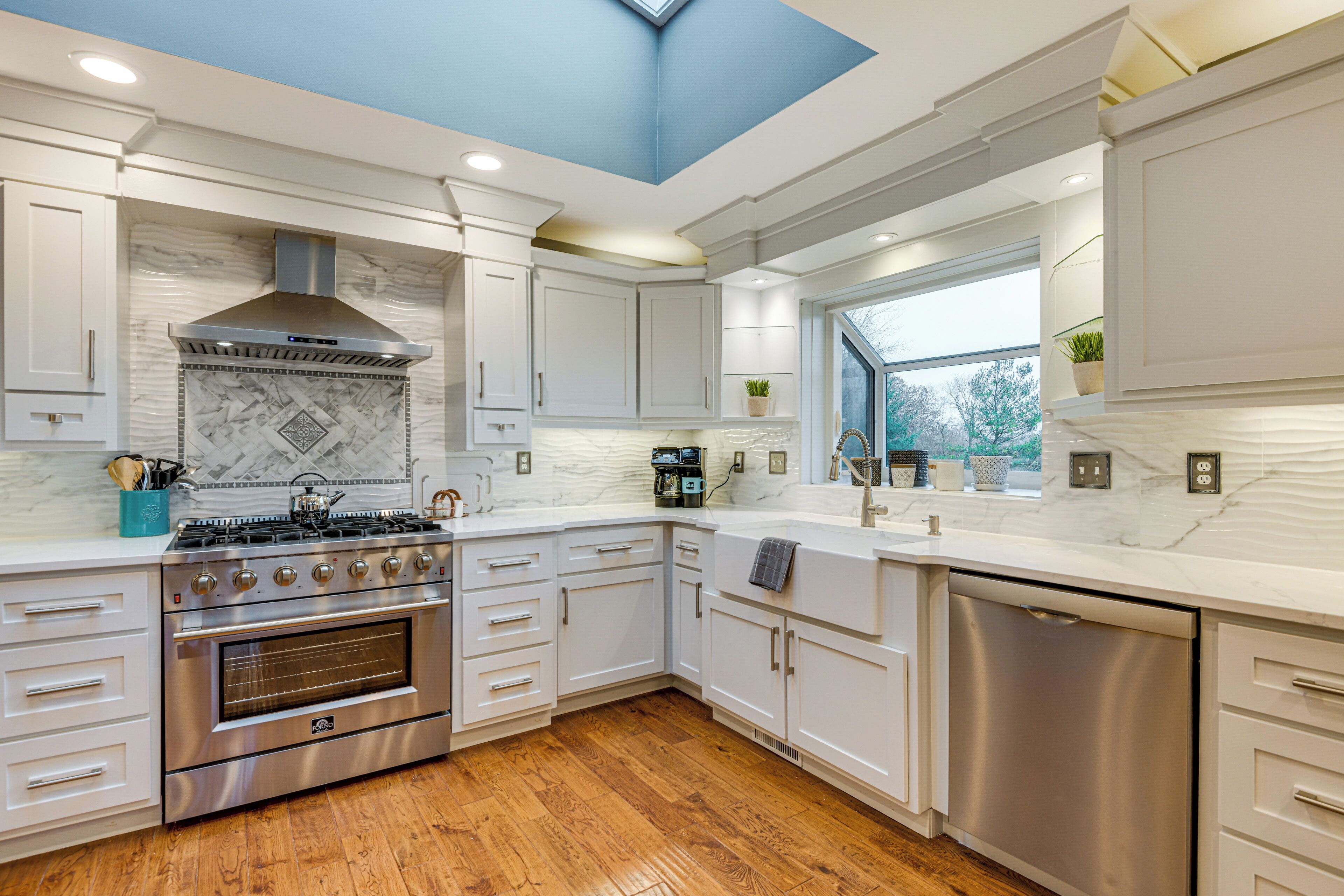 Réfrigérateur, micro-ondes, plaque de cuisson, lave-vaisselle