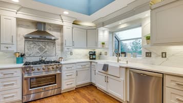 Réfrigérateur, micro-ondes, plaque de cuisson, lave-vaisselle