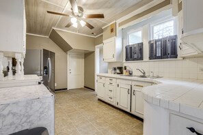 Fridge, microwave, stovetop, dishwasher