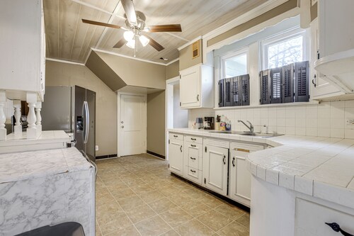 Near University Ave! Pet-Friendly 3BR w/ Foosball!