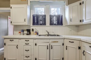 Frigorífico, microondas, placa de cocina y lavavajillas