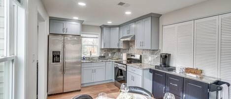 Refrigerador, parrilla de estufa y cafetera y tetera