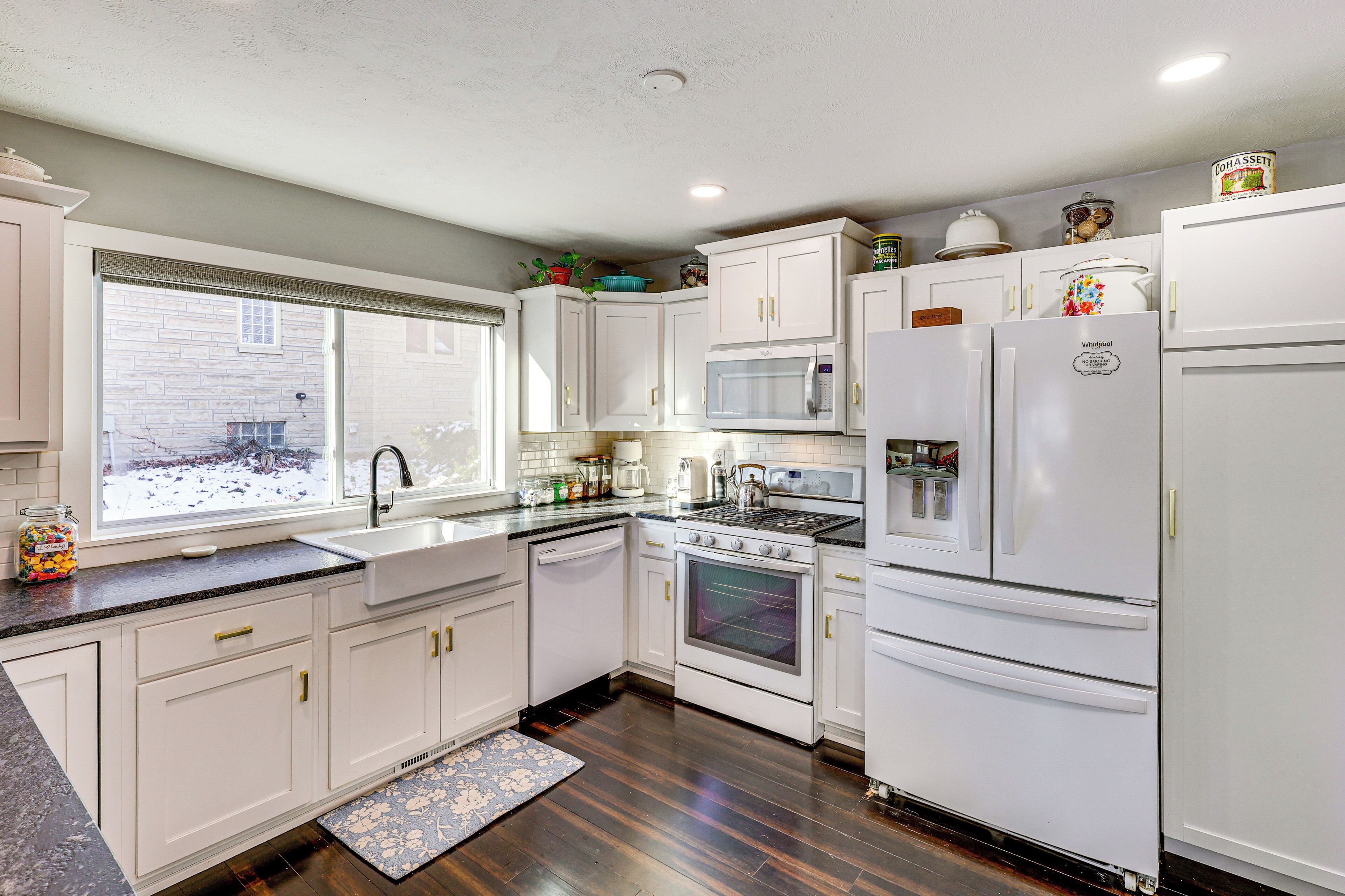 Réfrigérateur, micro-ondes, plaque de cuisson, lave-vaisselle