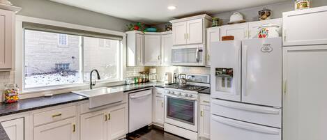 Réfrigérateur, micro-ondes, plaque de cuisson, lave-vaisselle