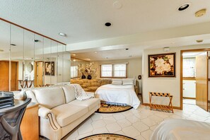 Iron/ironing board, travel cot, Internet, bed sheets - Spacious Yard w/ Gazebo: Charming Windsor Retreat (Windsor)