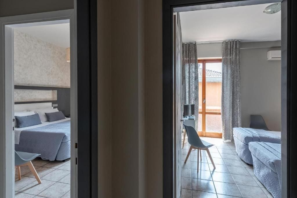 Cassaforte in camera, una scrivania, postazione laptop, Wi-Fi gratuito