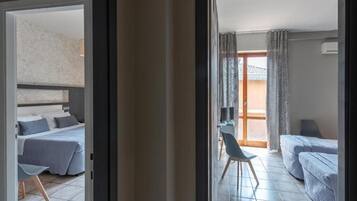 Cassaforte in camera, una scrivania, postazione laptop, Wi-Fi gratuito