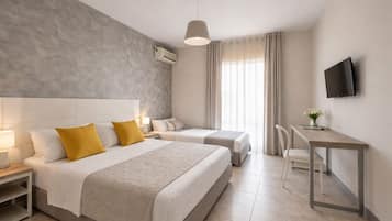 Tripla Standard, balcone | Cassaforte in camera, una scrivania, postazione laptop, Wi-Fi gratuito