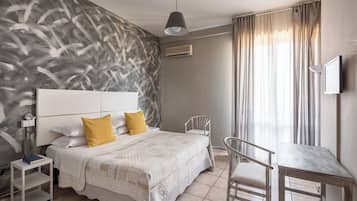 Camera Standard con letto matrimoniale o 2 letti singoli | Cassaforte in camera, una scrivania, postazione laptop, Wi-Fi gratuito