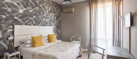 Caja de seguridad en la habitación y escritorio