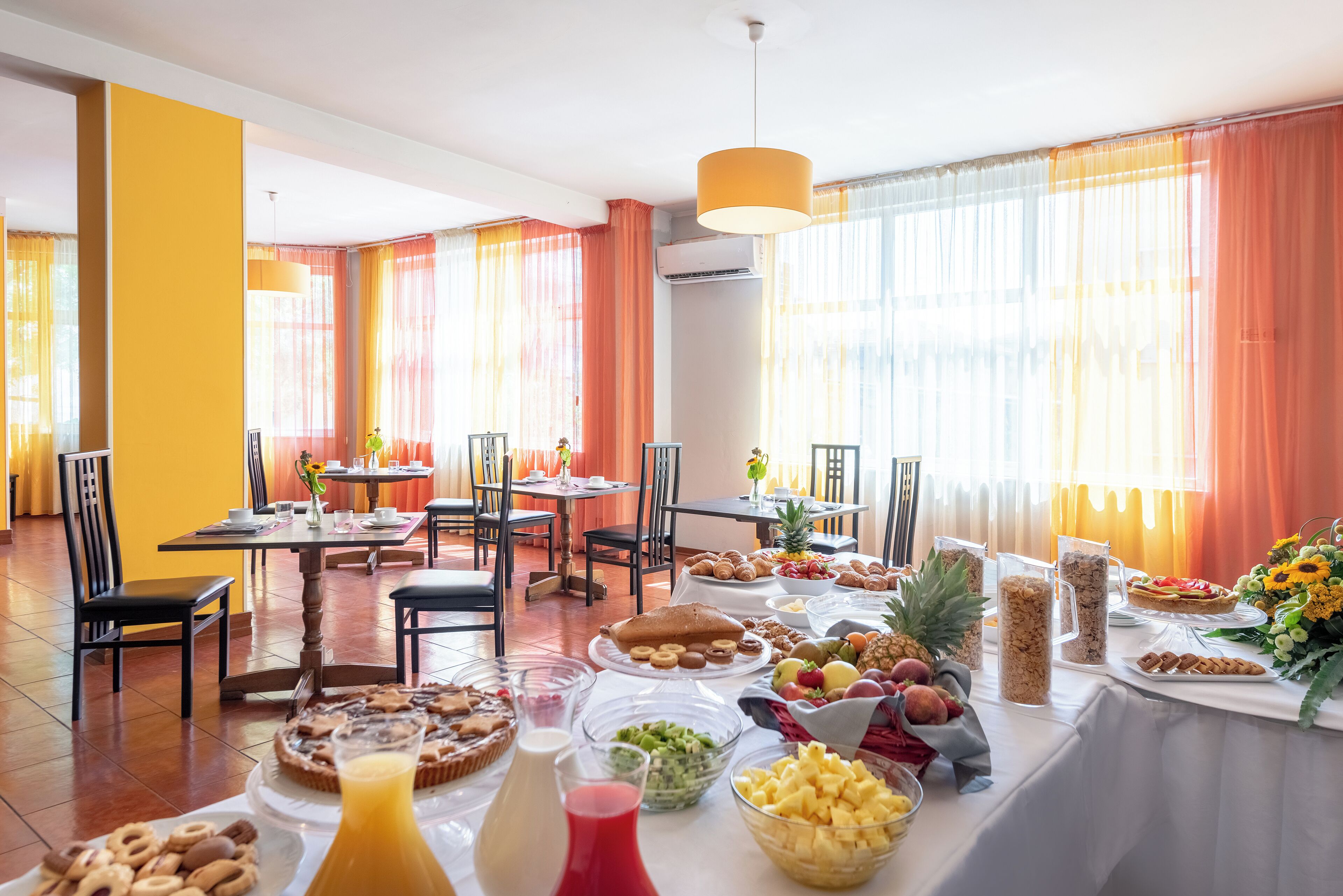 Free daily continental breakfast