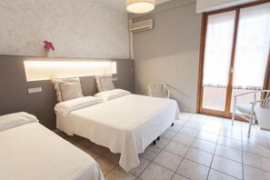 Safe på rommet, skrivebord og skrivebord for bærbar PC