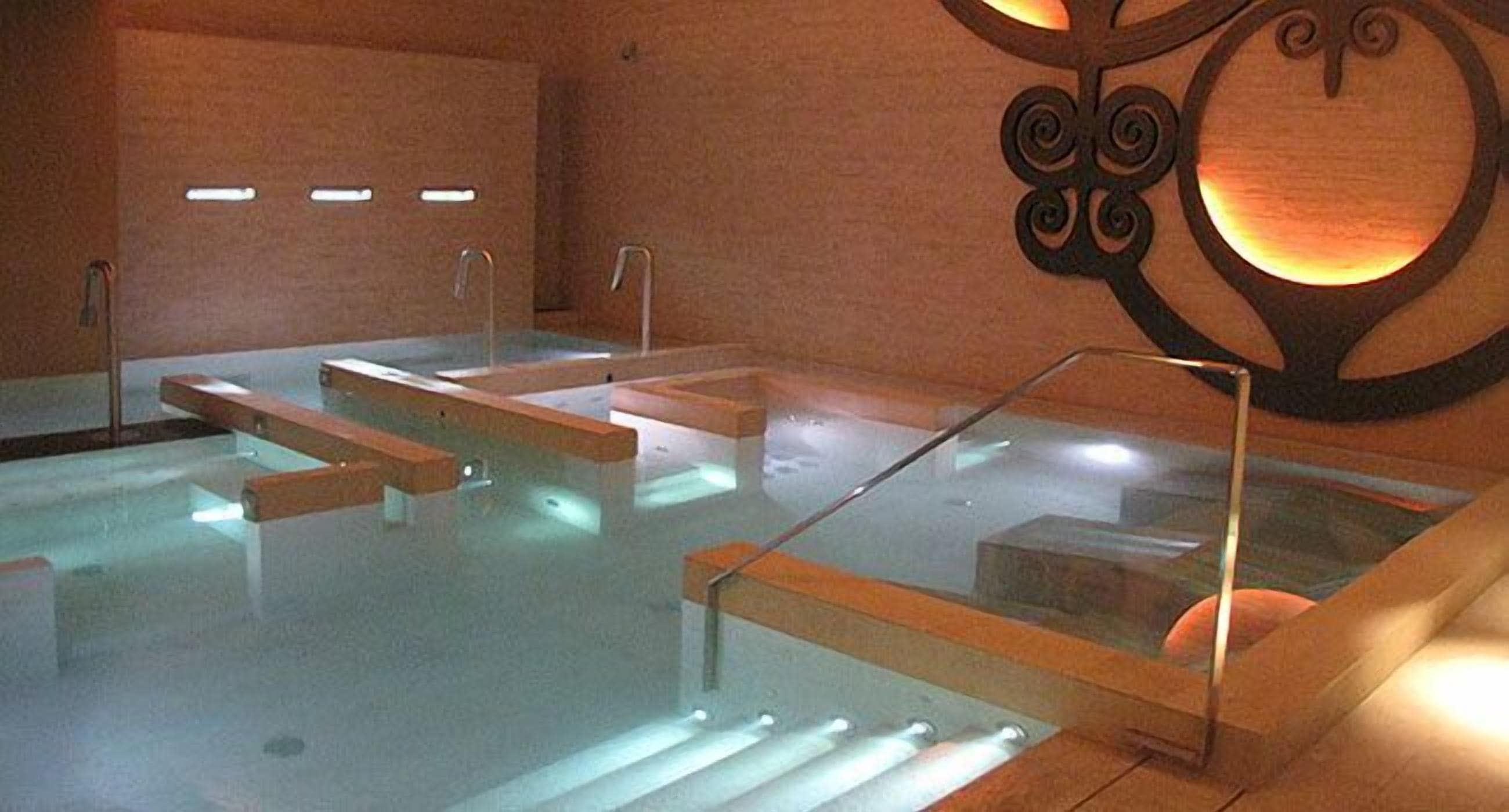 خزنة داخل الغرفة ومكتب ومساحة عمل للكمبيوتر المحمول وواي فاي مجانًا