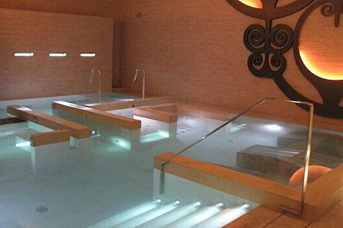 Tremannsrom – standard, balkong | Safe på rommet, skrivebord og skrivebord for bærbar PC