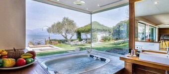 Villa Nivora: An elegant and welcoming two-story villa located right on the Lake Maggiore, with Free WI-FI.