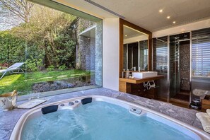 Spa - Villa Nivora: An elegant and welcoming two-story villa located right on the Lake Maggiore, with Free WI-FI. (Ispra)