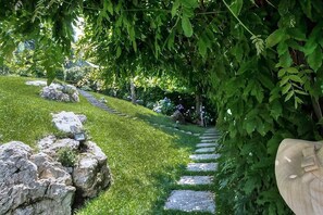 Property grounds - Villa Nivora: An elegant and welcoming two-story villa located right on the Lake Maggiore, with Free WI-FI. (Ispra)