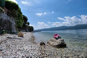 Beach - Villa Nivora: An elegant and welcoming two-story villa located right on the Lake Maggiore, with Free WI-FI. (Ispra)