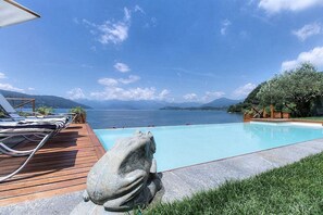 Pool - Villa Nivora: An elegant and welcoming two-story villa located right on the Lake Maggiore, with Free WI-FI. (Ispra)