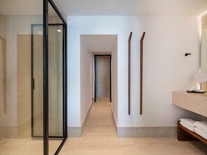 Doccia, asciugamani, sapone, shampoo