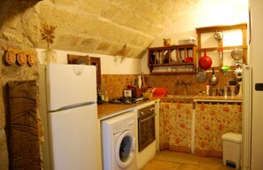 ثلاجة، ميكروويف، فرن، موقد طهي مسطح