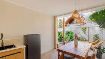 Standard-huvila, näköala uima-altaalle | Ruokasali