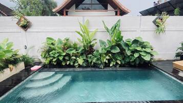 Hồ bơi ngoài trời