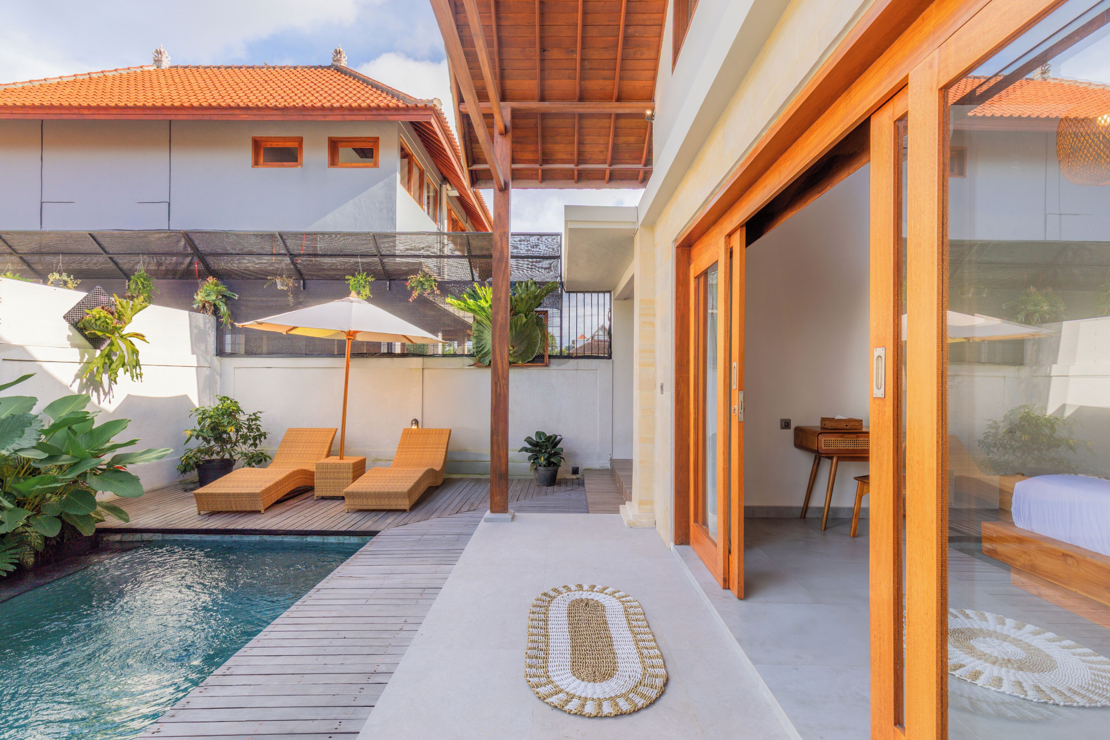 สแตนดาร์ดวิลล่า, วิวสระว่ายน้ำ | ลานระเบียง/นอกชาน