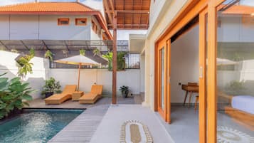 Standard-huvila, näköala uima-altaalle | Terassi/patio