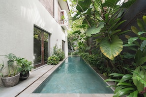 Outdoor pool, sun loungers - Villa Ixora by Alfred in Bali (Canggu)