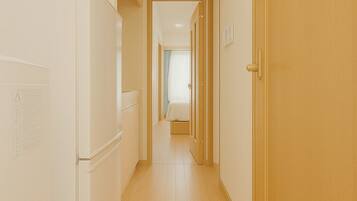 Kamar Double Comfort, 1 Tempat Tidur Queen, Bebas Asap Rokok, balkon | Tirai kedap cahaya dan Wi-Fi gratis