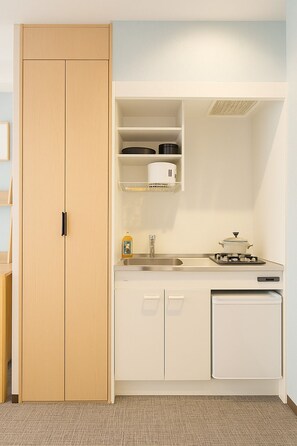 Quarto casal ou duplo sênior, várias camas, para não fumantes, sacada | Cozinha americana privada | Chaleira elétrica, talheres/pratos/utensílios de cozinha